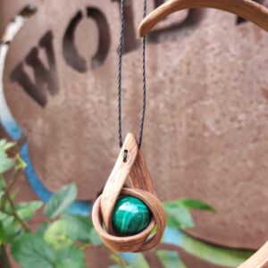 collier Noeud  noyer avec malachite